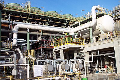 Außenansicht einer Alkylierungsanlage