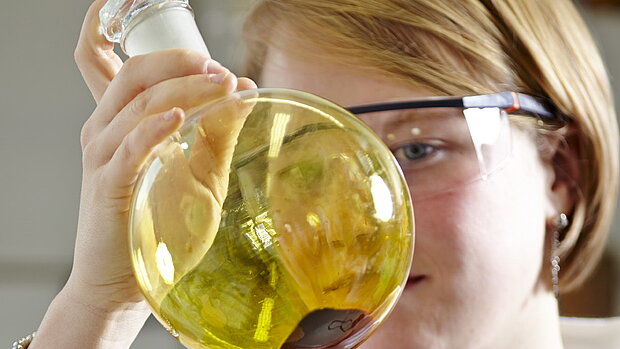 Forschung & Entwicklung Frau mit gelben Kolben