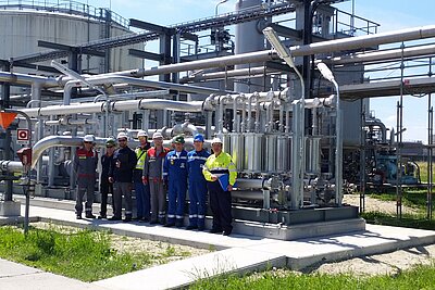 Ingenieure vor dem Tanklager