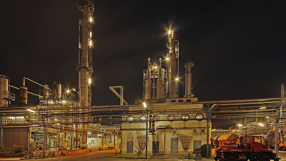 Nachtaufnahme der Industrieanlage