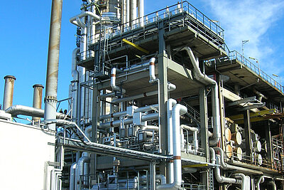 Außenansicht einer Rohöldestillation