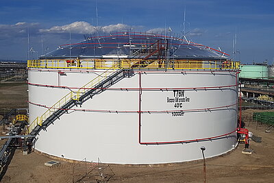 Außenansicht eines Tanklagers