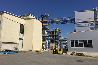 Außenansicht einer Sieb- und Abpackanlage