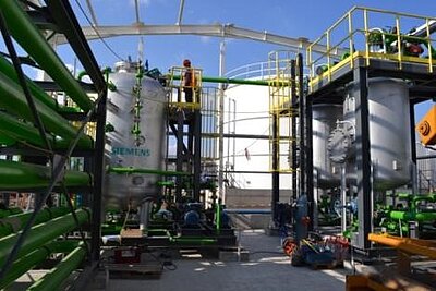 Außenansicht einer Lagerstättenwasseraufbereitungsanlage