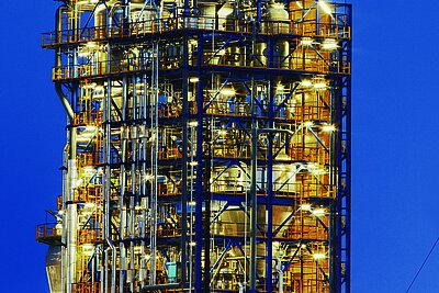 Außenansicht bei Nacht auf eine Polyethylenanlage