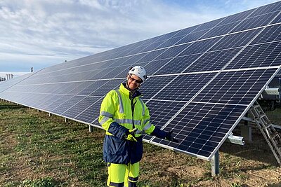Ingenieur vor einer Photovoltaikanlage